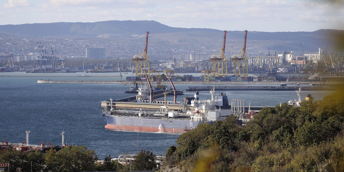 Una petroliera nel porto di Novorossiysk, in Russia, nel 2022 (AP Photo)