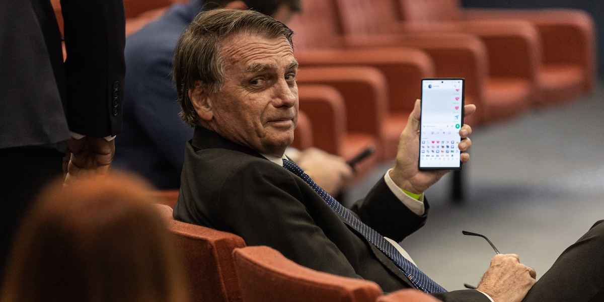 L’ex presidente brasiliano Jair Bolsonaro dovrà indossare il braccialetto elettronico mentre si svolge il processo contro di lui