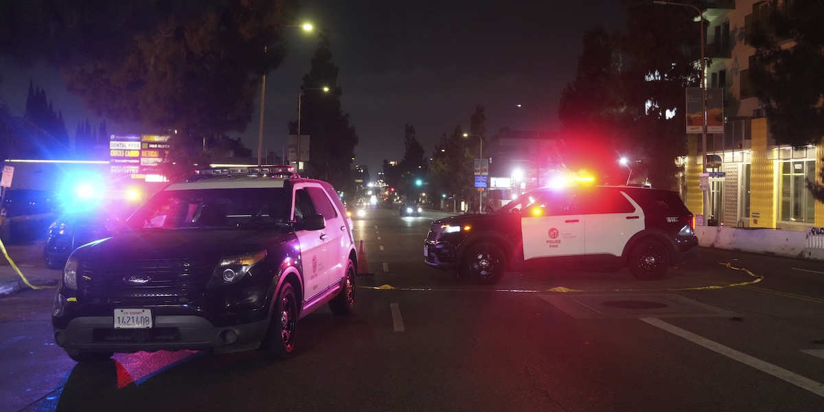 Mezzi della polizia su Vermont Avenue dopo che un'auto ha investito la folla (AP Photo/Damian Dovarganes)