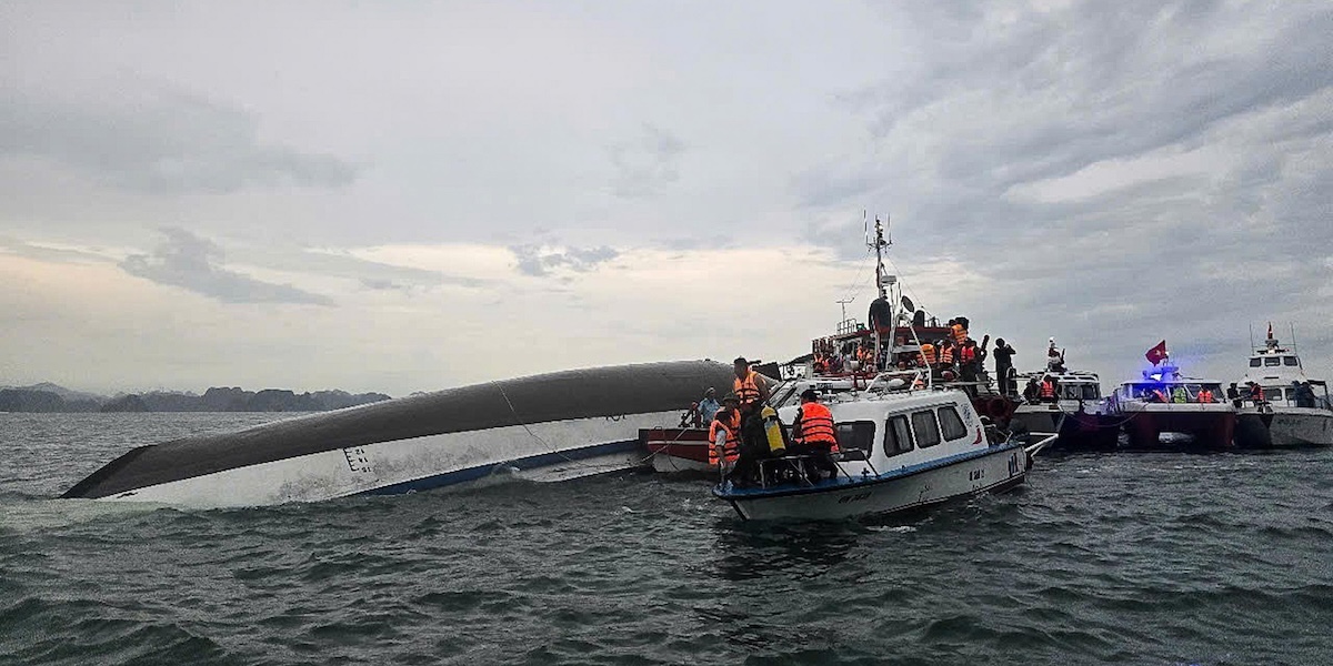 Più di 30 persone sono morte nel ribaltamento di una barca per turisti in Vietnam