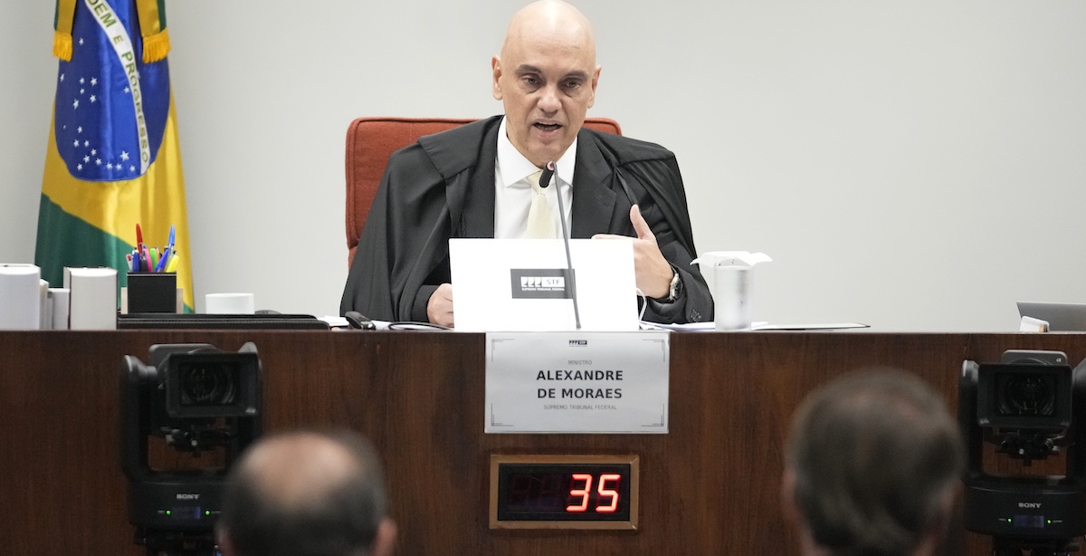Il giudice della Corte Suprema brasiliana Alexandre de Moraes durante un'udienza del processo contro Jair Bolsonaro (AP Photo/Eraldo Peres)
