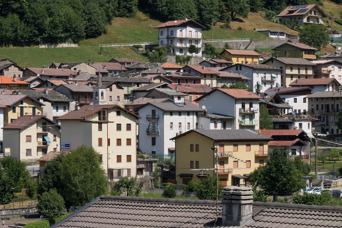 In montagna ci sono un sacco di case che non vuole nessuno