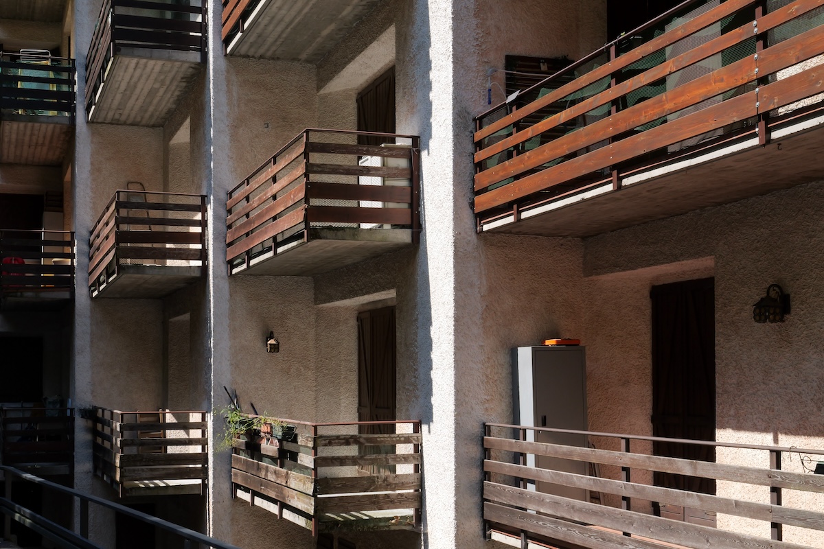 (Balconi di residenze dell'Eurovillaggio di Casargo, il Post)