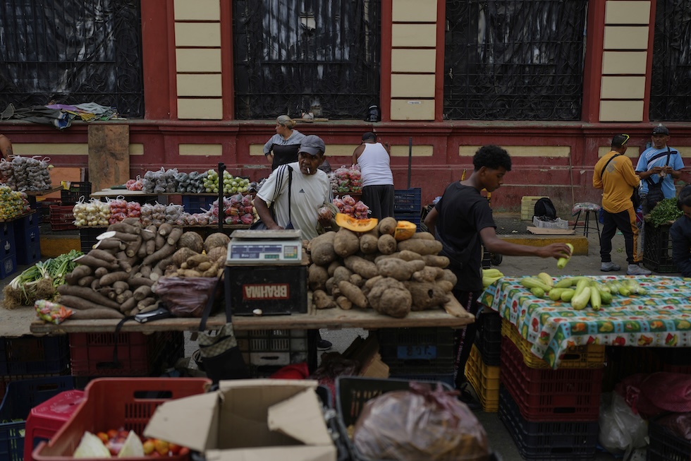 Un mercato di Caracas, in una foto dello scorso aprile 