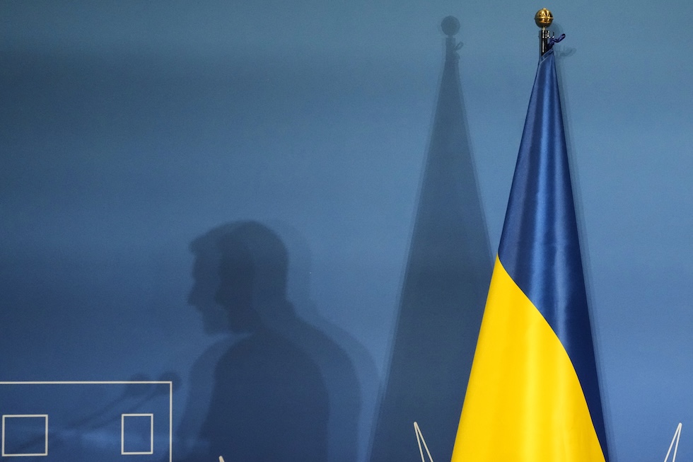 L'ombra di Zelensky durante il suo viaggio a Roma, per la conferenza sulla ricostruzione dell'Ucraina, lo scorso 10 luglio