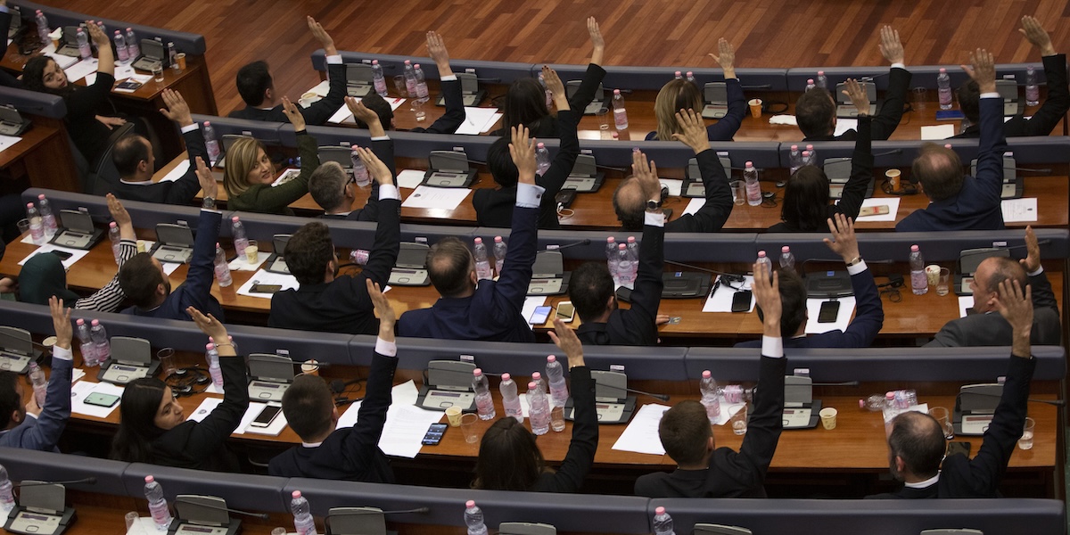 Il parlamento del Kosovo fa la stessa cosa da mesi, ogni due giorni