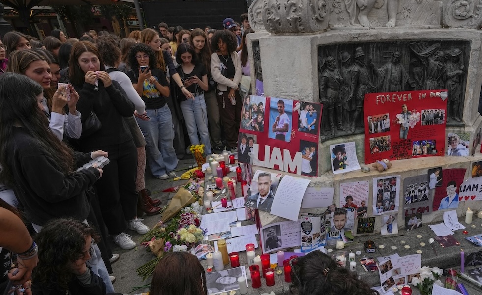 Fan che rendono omaggio a Liam Payne a Madrid, 20 ottobre 2024. (AP Photo/Paul White)
