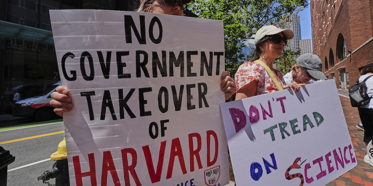 Ora l’amministrazione Trump ha anche avviato un’indagine sui criteri con cui Harvard ammette studenti e personale dall’estero