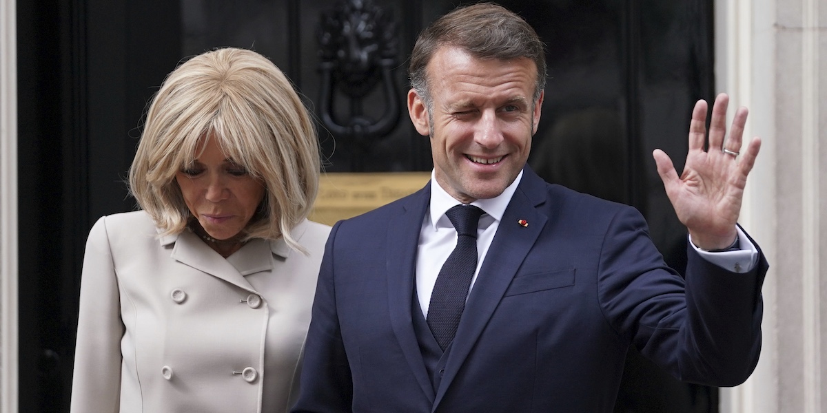 I coniugi Macron contro la falsa teoria secondo cui Brigitte sarebbe un uomo