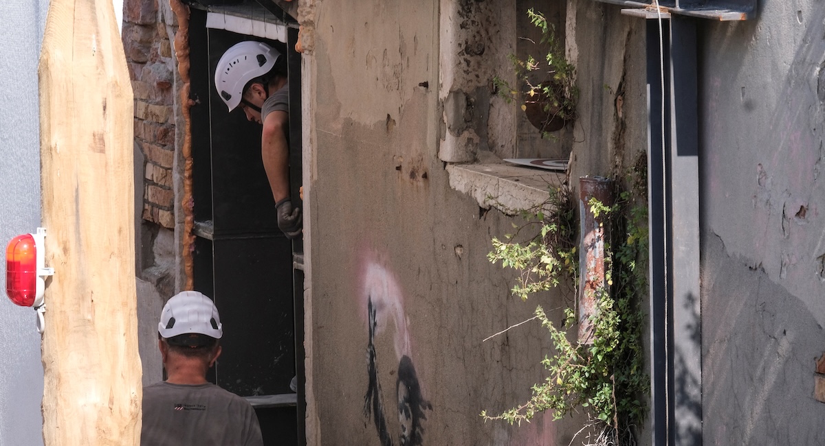 Leggi l'articolo: Il murale di Banksy a Venezia è stato staccato per essere restaurato