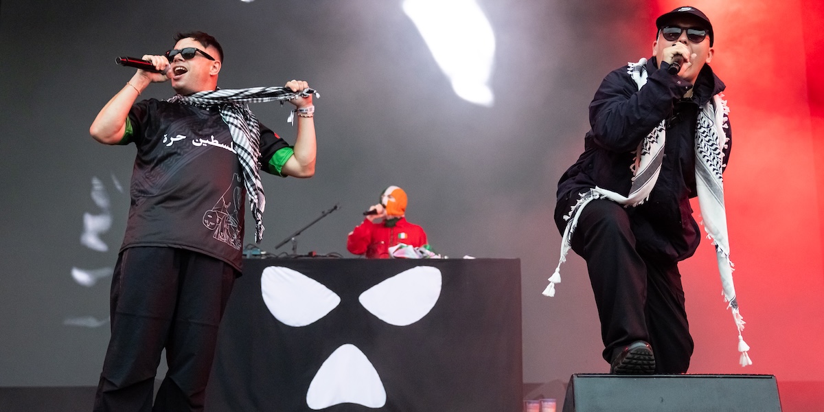 L’Ungheria ha vietato l’ingresso al trio rap Kneecap accusandolo di antisemitismo per il suo sostegno alla causa palestinese