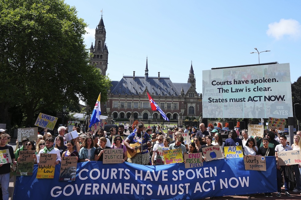 Una manifestazione di attivisti per il clima fuori dal palazzo della Pace dell'Aia, sede della Corte internazionale di giustizia 