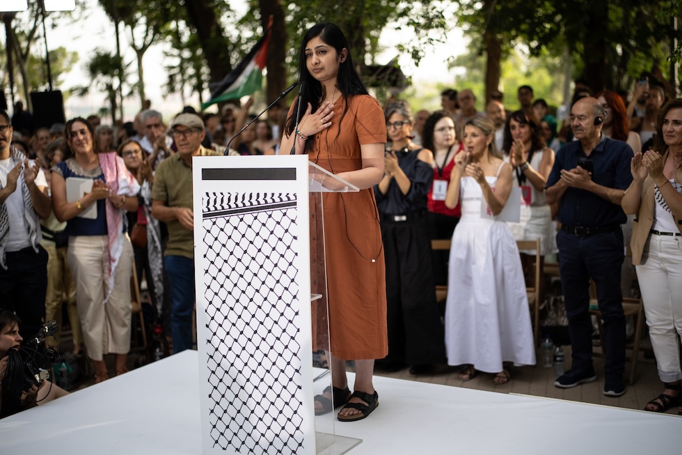 Zarah Sultana durante un comizio a Madrid, a un evento del partito spagnolo Sumar, lo scorso 23 giugno