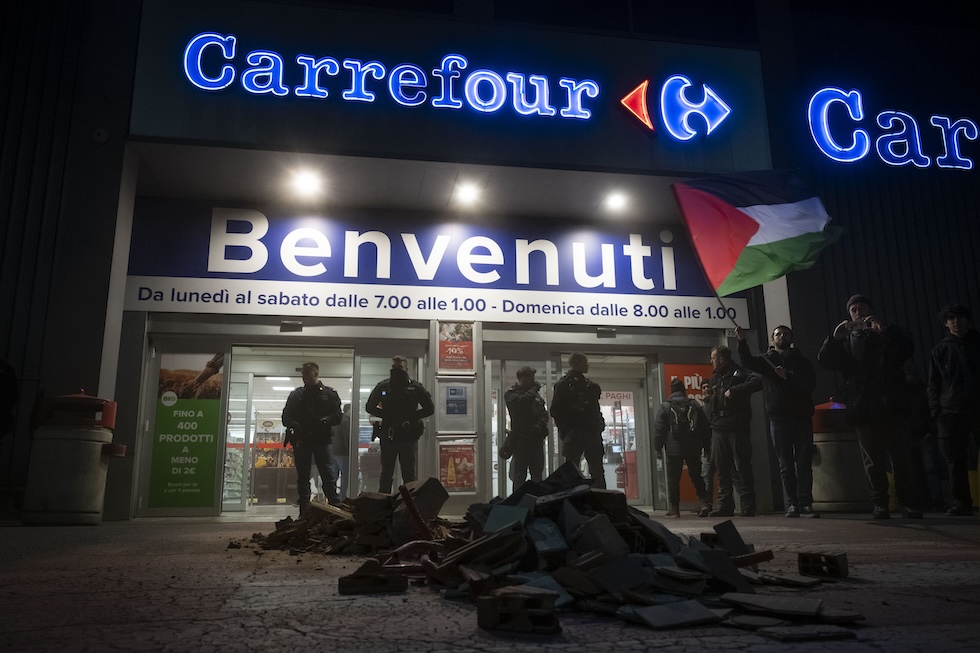 Un sit-in di protesta e boicottaggio contro le aziende che collaborano con aziende israeliane di fronte a un supermercato Carrefour di Torino