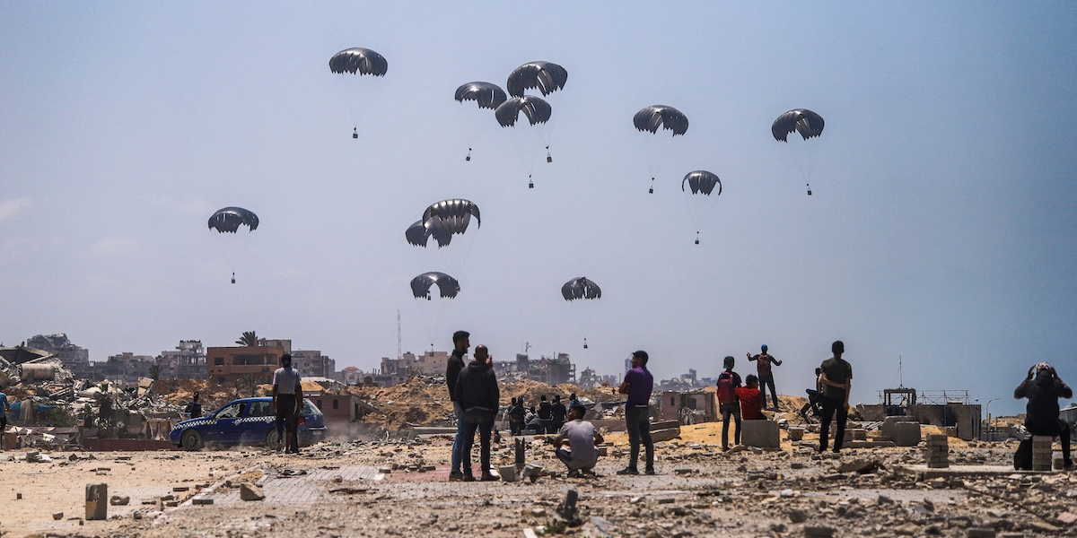 Israele ha detto che consentirà di nuovo a Egitto ed Emirati Arabi Uniti di paracadutare cibo e beni essenziali nella Striscia di Gaza