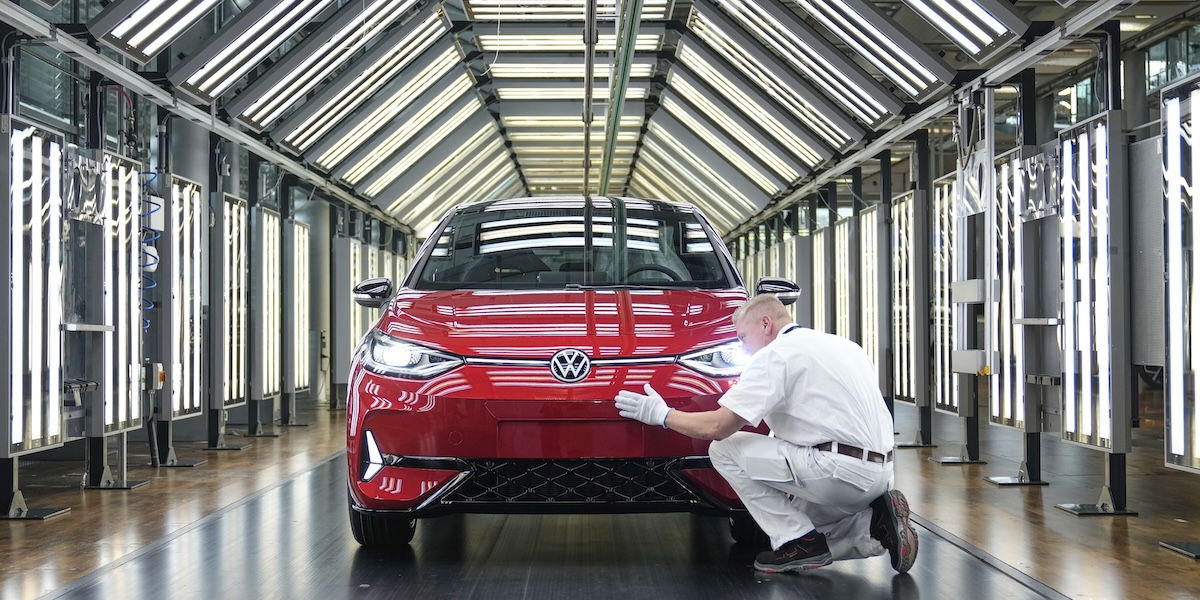Volkswagen ha detto di aver perso 1,3 miliardi di euro in sei mesi per colpa dei dazi di Trump