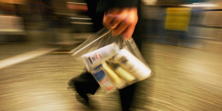 gatto vomita liquido giallo e non mangia Ricorda di rispettare le norme sulla sicurezza per i liquidi: massimo 100ml  a contenitore, inseriti in una busta trasparente sigillata! ✈️🧳, I  recipienti con una capacità superiore vanno riposti nel main image 0