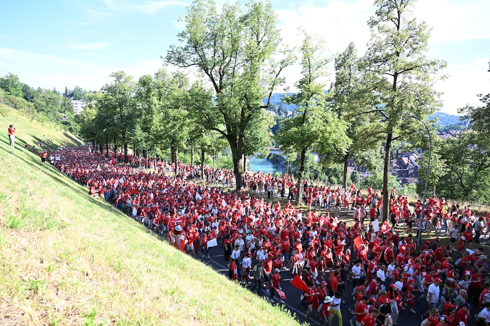 I tifosi della Svizzera in marcia verso lo stadio dove si sarebbe giocato il quarto di finale Svizzera-Spagna, 18 luglio 2025 (Manuel Winterberger/Eurasia Sport Images/Getty Images)