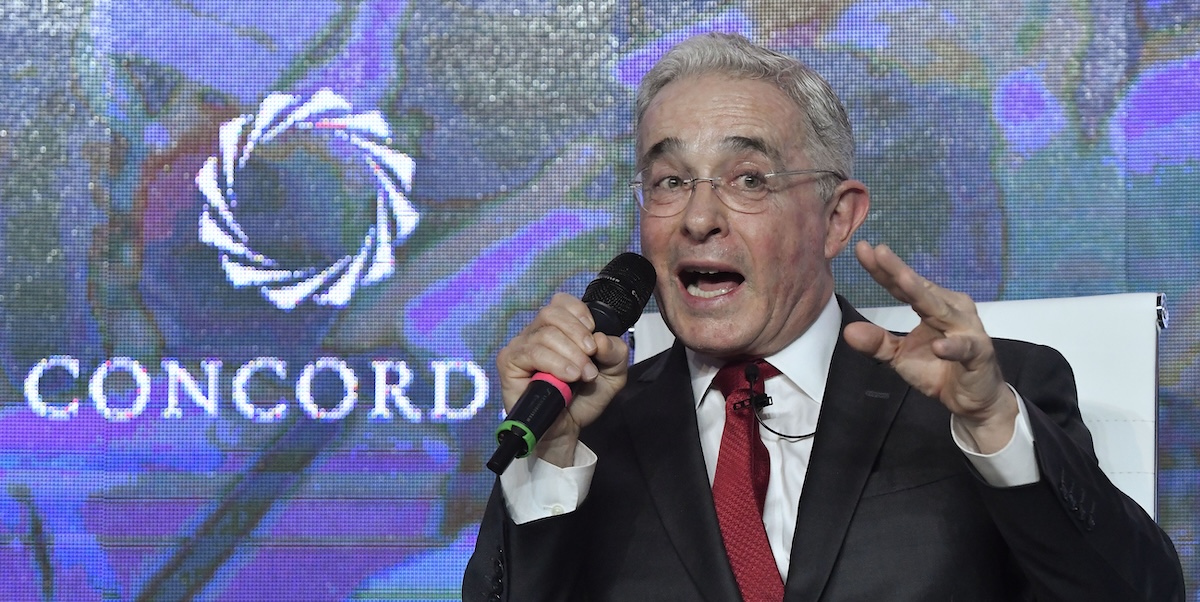 L’ex presidente colombiano Álvaro Uribe è stato condannato per aver convinto alcune persone a testimoniare il falso in un processo