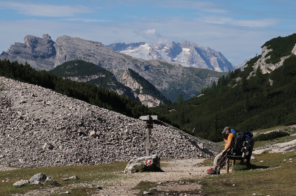 Due escursionisti seduti su una panchina
