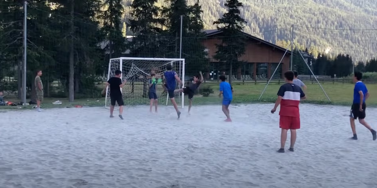 Leggi l'articolo: Un bel po’ di gente sta guardando questa partitella tra ragazzini su YouTube