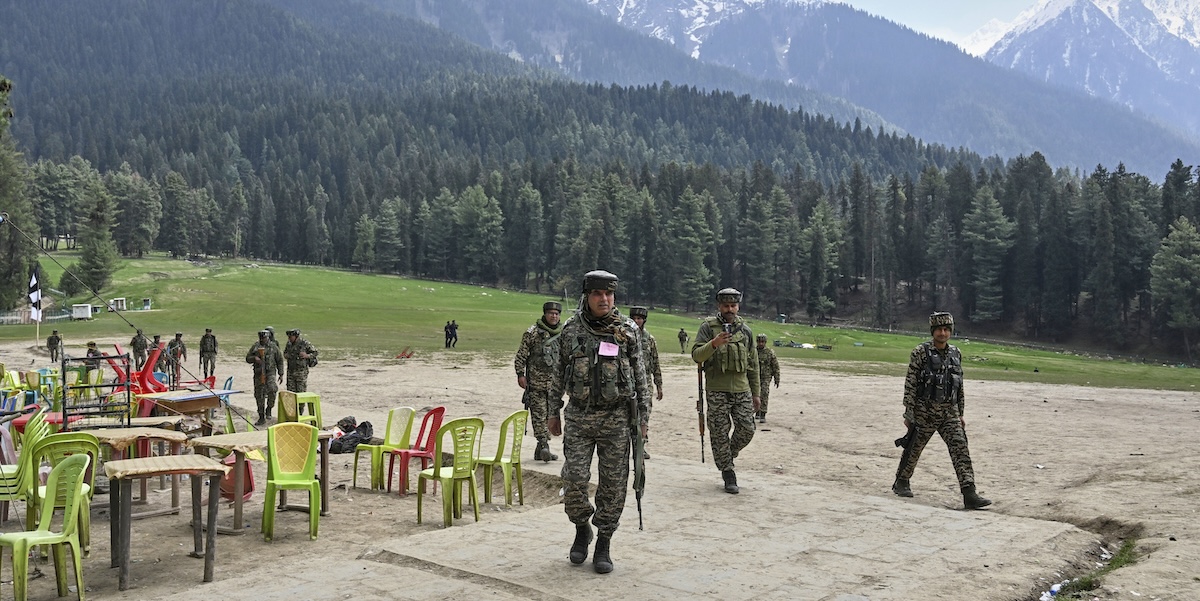 Il governo indiano ha detto che sono state uccise tre persone ritenute responsabili dell’attentato dello scorso aprile in Kashmir