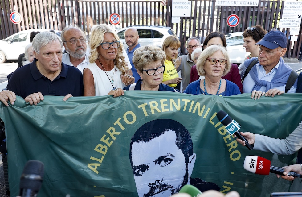 Luigi Ciotti, Alessandra Ballerini, Armanda Trentini (madre del cooperante), Paola e Claudio Regeni (genitori di Giulio Regeni) al tribunale di Roma, il 15 luglio