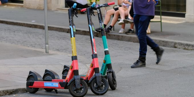 Il sindaco di Praia a Mare, in Calabria, ha vietato ai minori di 14 anni di andare in giro da soli durante la notte