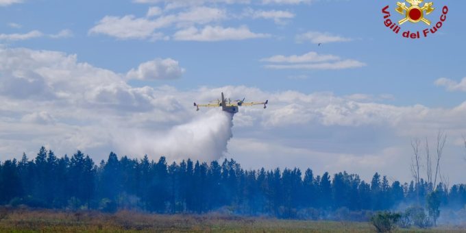 C’è un incendio vicino all’aeroporto di Catania: i voli sono sospesi