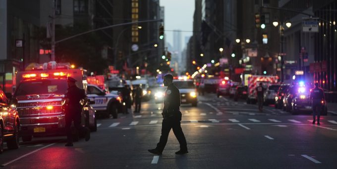 Quattro persone sono state uccise in un attacco armato in un grattacielo a New York