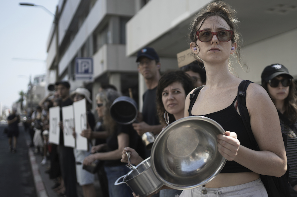 Attivisti israeliani a Tel Aviv protestano contro il blocco del cibo a Gaza, 24 luglio 2025 