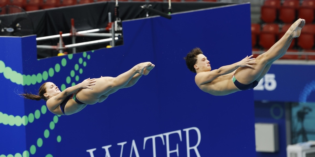 Chiara Pellacani e Matteo Santoro hanno vinto la medaglia d’oro nei tuffi sincronizzati da 3 metri ai Mondiali di Singapore