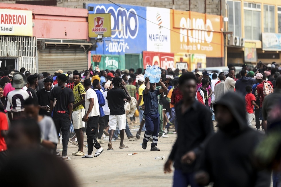L'esterno di un negozio di Luanda, il 28 luglio