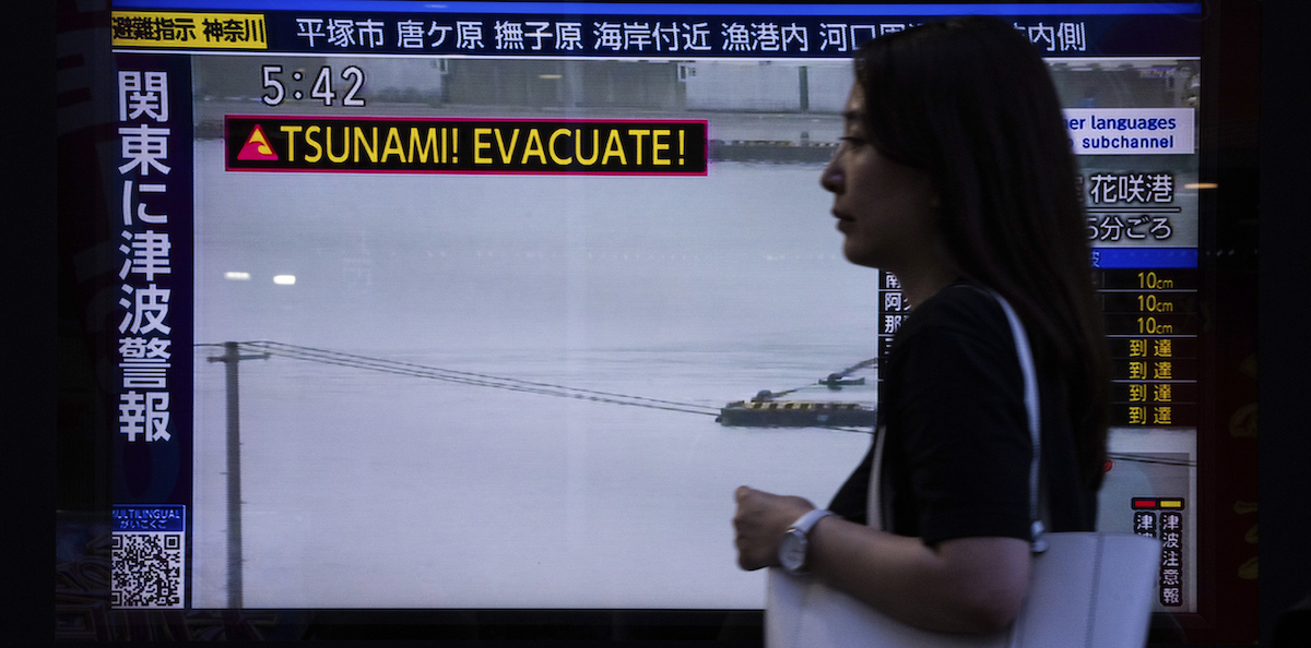 Il forte terremoto al largo della Russia orientale, e i successivi tsunami