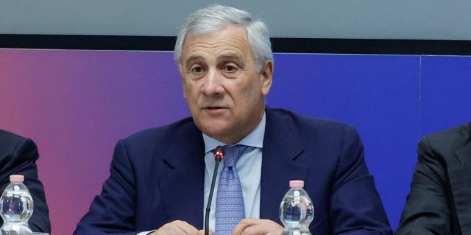Antonio Tajani ha convocato l’ambasciatore russo in Italia per contestare l’inserimento suo, di Sergio Mattarella e Guido Crosetto in una lista di “russofobi”
