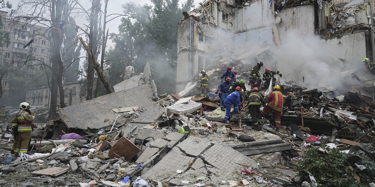 Un grosso attacco aereo russo su Kiev ha ucciso almeno 30 persone e ne ha ferite più di 150