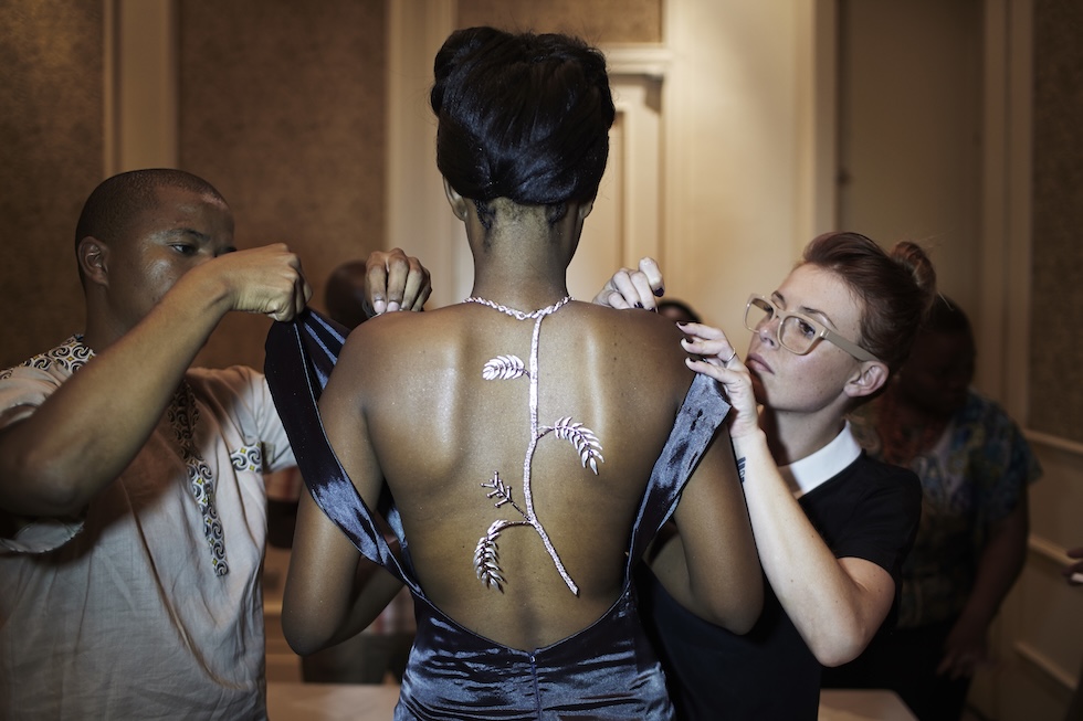 Una modella indossa una collana di diamanti di De Beers a un evento nella capitale del Botswana, Gaborone, nel 2013