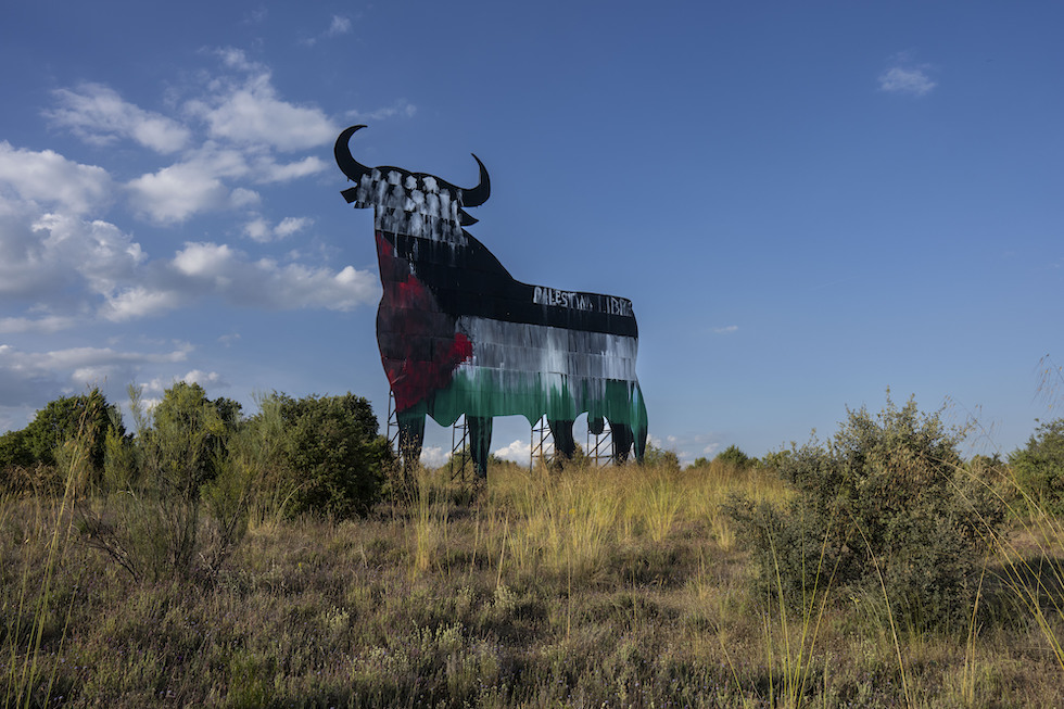 Un monumento in Spagna tinteggiato con i colori della bandiera palestinese, maggio 2025