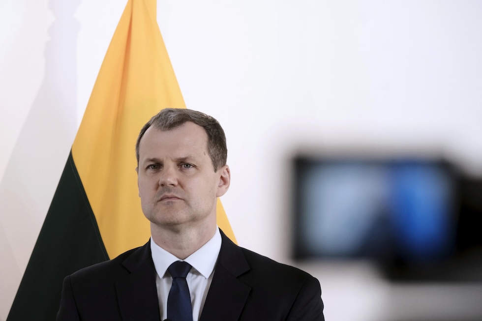 Gintautas Paluckas durante una conferenza stampa in Lettonia, il 30 maggio scorso 