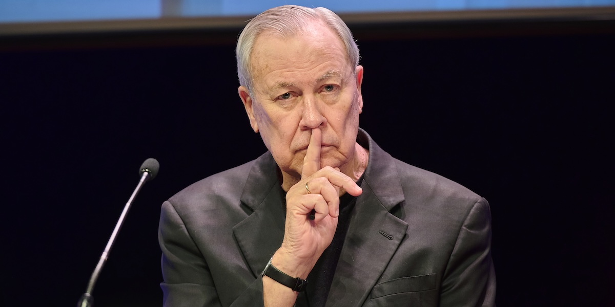 Robert Wilson alla conferenza stampa di un suo spettacolo, a Barcellona nel 2024