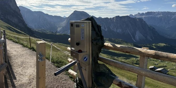 Il tornello sulle Dolomiti installato dai residenti per rendere un sentiero a pagamento