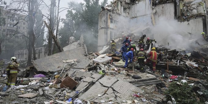 C’è stato un grosso attacco della Russia contro Kiev: ci sono almeno 6 morti e decine di feriti