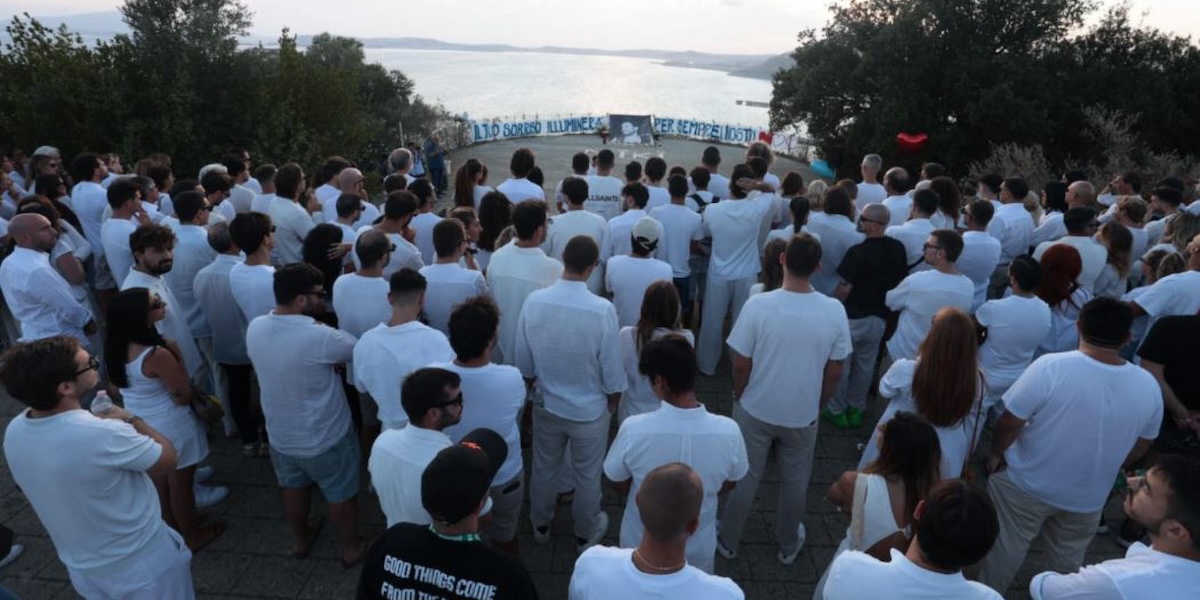 Un flash mob di alcuni amici di Michele Noschese, in suo ricordo (ANSA/CESARE ABBATE)
