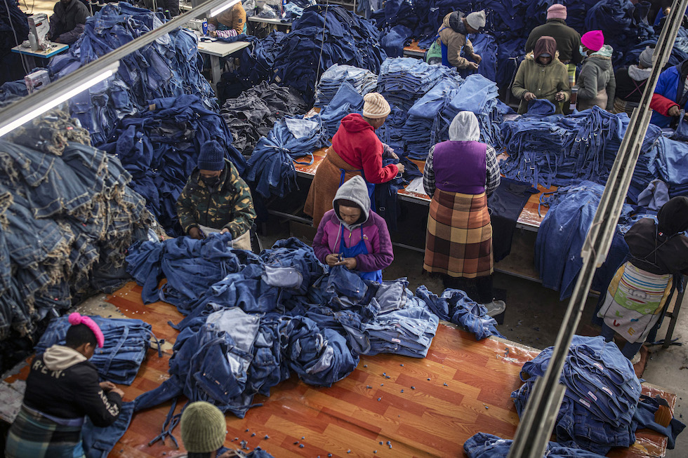 Una fabbrica di jeans in Lesotho, 3 luglio 2025