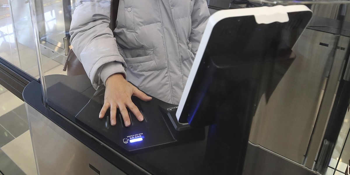 Un controllo biometrico in un aeroporto della Corea del Sud (EPA/YONHAP SOUTH KOREA OUT/ANSA)