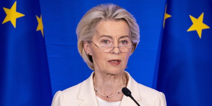 La Commissione Europea ha confermato di non aver conservato i messaggi fra Ursula von der Leyen e il CEO di Pfizer Albert Bourla, al centro del Pfizergate