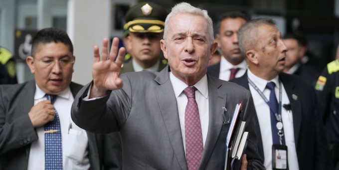 L’ex presidente della Colombia Álvaro Uribe è stato condannato a 12 anni di arresti domiciliari