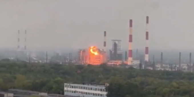 L’Ucraina dice di aver colpito diversi impianti petroliferi in territorio russo
