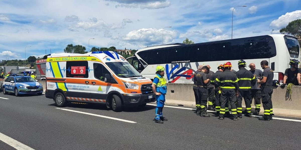 Tre persone sono morte in un grave incidente sull’autostrada A1, tra Arezzo e Valdarno: erano tutte a bordo di un’ambulanza