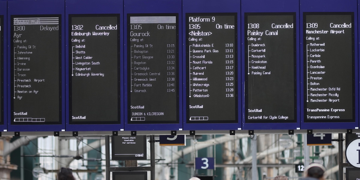 A causa della tempesta Floris in Scozia ci sono strade chiuse, treni e aerei cancellati e più di 22mila case senza corrente